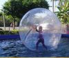 Boule géante de 2 mètres pour avancer sur l'eau